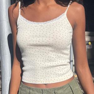 เสื้อกล้ามพื้นฐานเนื้อผ้านุ่มระบายอากาศได้ดี ทรงพอดีตัว ช่วยจัดแต่งทรงได้ง่าย ดูดีเหนือกาลเวลา สวมใส่สบายไร้รอยต่อ พร้อมดีไซน์เข้ารูป - Product Image 4