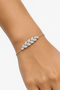 Pulsera de Diamantes Cultivados en Laboratorio con Diseño Floral en Tono Dorado, Hecha a Mano en Plata de Ley 925 para Mujer - Product Image 6