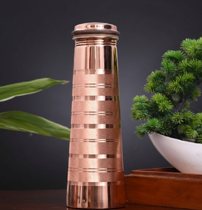 Coffret cadeau en cuivre de qualité supérieure comprenant une bouteille élégante et deux tasses dans une boîte doublée de satin, disponible à prix de gros. - Product Image 5