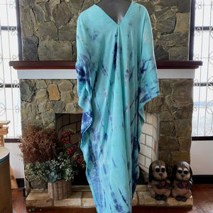 Robe caftan en rayonne tie-dye Shibori turquoise, style bohème, coupe décontractée, idéale pour la plage et les vacances d'été - Product Image 1