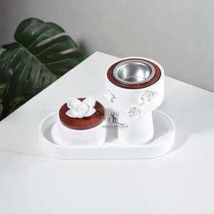 Brûleur d'encens artisanal de style moderne en métal et bois avec revêtement gris mat, boîte avec plateau et accents floraux blancs, décoration d'intérieur - Product Image 2