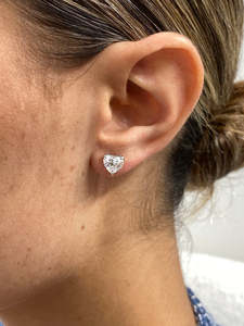 Boucles d'oreilles de luxe en or blanc 10K 14K 18K avec diamant solitaire en forme de cœur de 3 carats certifié IGI pour femme - Product Image 2