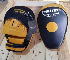 นวมชกมวยหนังโค้งสีดำขาว รุ่นพรีเมียม สำหรับฝึกซ้อมฟิตเนส MMA มวยไทย - Product Image 1