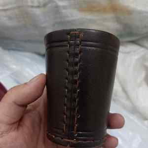 Fabricación de un juego de dados de cuero personalizado con tapa, vaso agitador de cuero marrón para dados. - Product Image 4