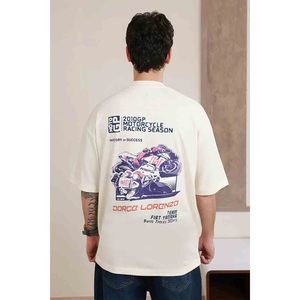 Camiseta gráfica con una silueta relajada y espacio adicional en el pecho y las mangas. - Product Image 1