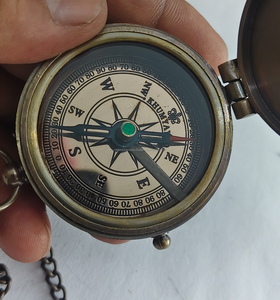 เข็มทิศพกพาทองเหลืองพร้อมสายโซ่ สไตล์วินเทจ อุปกรณ์นำทางทางทะเลแบบพกพา - Product Image 5