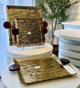 Plateau en métal doré pour cadeaux de chocolat, vente directe usine, avec poignée en bois, design martelé - Product Image 1