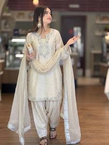 Ensemble Kurti Farshi Palazzo en soie brodée Roman Glass avec travail de rivets et de perles et dupatta en organza ajouré – Tenue de soirée de créateur - Product Image 3