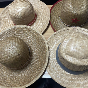 Prix bon marché d'usine Chapeau de soleil en paille de palmier à large bord pour l'été Chapeaux faits à la main avec logo personnalisé et forme prête à expédier - Product Image 1