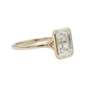 Anillo de Compromiso con Moissanita Corte Esmeralda, Bañado en Oro Amarillo, Engaste de Bisel, Estilo Geométrico Clásico para Mujer - Product Image 3