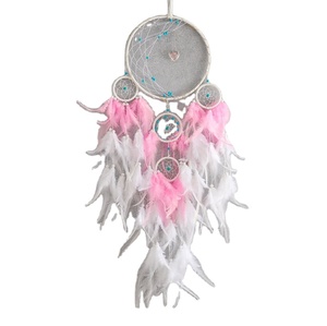 Attrape-rêves féerique fait à la main avec des plumes colorées pour la décoration murale - Product Image 1