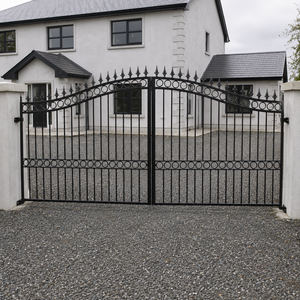 Portail d'entrée de luxe en fer forgé noir, à double battant, avec pointe ornementale, pour la sécurité de villas et maisons - Product Image 3
