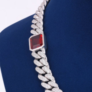 Una cadena cubana unisex de plata 925 con moissanita y diamantes de esmeralda roja únicos, de alta calidad, con certificado de autenticidad. - Product Image 2