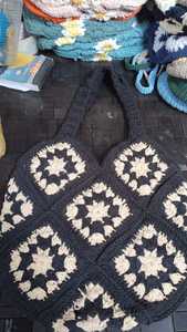Bolso de mano de ganchillo de algodón hecho a mano, bolso de hombro tejido con cuadrados Granny Square, bolso de compras de moda boho para el mercado y la playa - Product Image 4