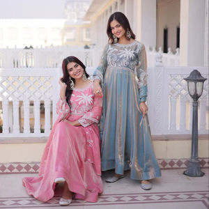 Conjunto de Vestido y Dupatta Premium Listo para Usar, Satén Fendy con Lentejuelas y Bordado Zari - Product Image 1