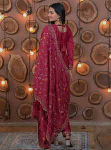 Kurti en soie chinon avec doublure en micro-coton et broderies multi-sequencées, accompagné d'un pantalon brodé et d'un chinon brodé lourd. - Product Image 5