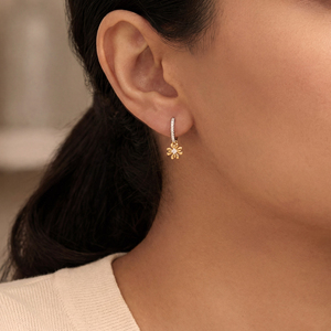 Boucles d'oreilles carrées creuses en or rose avec accent de diamant de laboratoire, bijoux tendance pour femmes en or 18 carats - Product Image 4