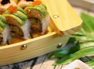 Plateau à sushi en bois naturel écologique, plateau de service pour sashimi, pour restaurants japonais, vente en gros - Product Image 5