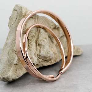 Bracelet en cuivre pur avec un magnifique motif floral en relief pour hommes et femmes, soulagement de la douleur, bien-être spirituel, bracelet artisanal. - Product Image 1