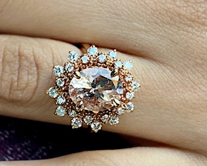 Anillo de cóctel chapado en oro rosa con centro de cuarzo rosa natural y halo de diamantes pavé para joyería de compromiso femenina estilo glamuroso - Product Image 1