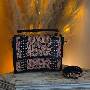 Bolso Bandolera Compacto de Cuero Genuino con Patrón Floral y Letras Hecho a Mano Estilo Western de Venus Leathers, de Gran Venta para Mujer - Product Image 3