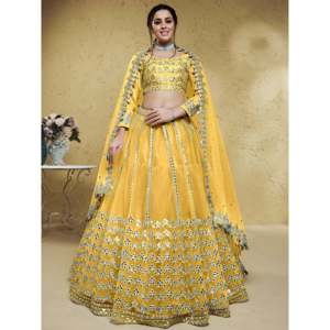 Lehenga Choli con red de trabajo en lámina magnética amarilla y Dupatta para boda - Product Image 1