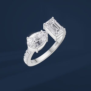 Bague de fiançailles classique en diamant taille poire en platine PT950 avec pierre latérale taille émeraude pour femme - Product Image 1