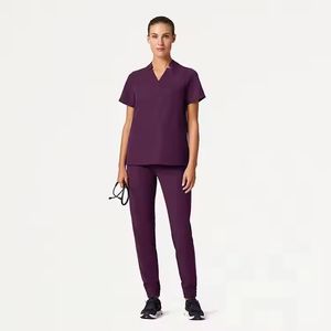 Conjunto de Uniformes Médicos Unisex de Algodón y Poliéster, Color Beige, Cuello en V, Manga Corta, con Lazo para Estetoscopio y Bolsillo para Detección de Agujas - Product Image 3