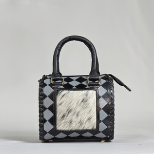 Bolso de Cuero Hecho a Mano de Lujo con Patrón de Diamantes y Panel de Piel de Vaca en Color Negro y Gris - Product Image 1