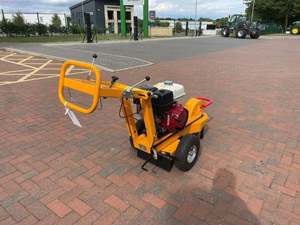 Broyeur de souches à essence LASKI F360SW d'occasion, profondeur de 14 pouces avec pivot central, moteur et engrenages pour une utilisation à faible fatigue - Product Image 2