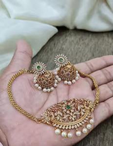 Collar de lujo afgano con filigrana dorada, piedra central verde esmeralda, detalles de rubí y perla. - Product Image 4