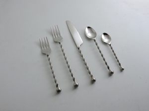 ชุดช้อนส้อมสแตนเลสสตีลสไตล์อเมริกันสมัยใหม่ 5 ชิ้น ขัดเงาอย่างดี ทนสนิม ใช้กับเครื่องล้างจานได้ เป็นมิตรกับสิ่งแวดล้อม - Product Image 6