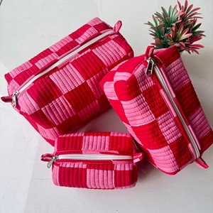 ชุดกระเป๋าเครื่องสำอางลายทางสีแดงชมพูแบบเย็บติดกัน พร้อมซิปปิด ใช้ได้หลากหลาย สำหรับจัดเก็บเครื่องสำอางสำหรับเดินทาง - Product Image 2