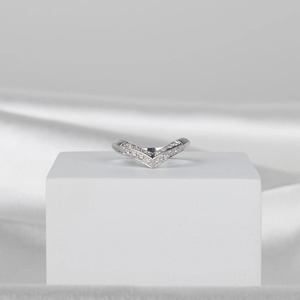 Anillo Chevron de Oro Blanco de 14K con Diamante Cultivado en Laboratorio, Banda Apilable en Forma de V, Anillo de Boda Delicado con Corte Redondo, Joyería Fina Minimalista - Product Image 1