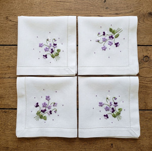 Servilletas de Tela Clásicas Personalizadas Bordadas con Bonitas Flores Púrpuras, Servilletas de Mesa de Algodón con Dobladillo Completo para el Hogar y Bodas - Product Image 1