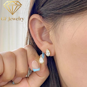 Boucles d'oreilles clous en or jaune 18 carats avec diamant de laboratoire taille poire serti clos, bijoux de luxe de fabricant - Product Image 6