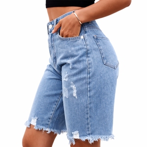 Shorts en jean délavé bleu clair pour femme, longueur genou, taille mi-haute, coupe décontractée, style vintage, détails boutonnés, en denim premium - Product Image 4