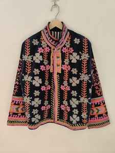 Veste en velours bleu brodée à la main Suzani pour femmes, style bohème vintage, veste Suzani à fleurs colorées, cadeau parfait - Product Image 2