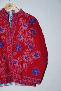 เสื้อแจ็คเก็ตบอมเบอร์ผู้หญิง ปักมือ ถักทอด้วยมือ สีแดง ผ้าฝ้าย 100% เป็นมิตรกับสิ่งแวดล้อม ลายดอกไม้ สไตล์ชาติพันธุ์ โบโฮ คอตั้ง มีซับใน ทอมือ - Product Image 6