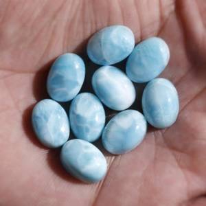 Larimar natural al por mayor, cabujón ovalado de 5x7 mm, tamaño calibrado para la fabricación de colgantes y pendientes, proveedor de piedras preciosas de Jaipur. - Product Image 3