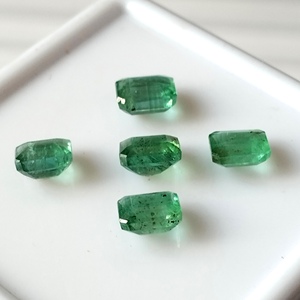 Lot de 5 pierres précieuses naturelles d'émeraude verte du Zambie, 4,20 carats, taille émeraude calibrée 6x5 mm, facettées, translucides, pierres brutes - Product Image 3