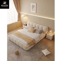 Lit en tissu capitonné moderne minimaliste de style français avec motif crème flottant en pâte feuilletée, pattes de chat