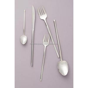 Juego de cubiertos de metal plateado clásico para hogares modernos que brindan comodidad y durabilidad de estilo para uso diario en el comedor - Product Image 6