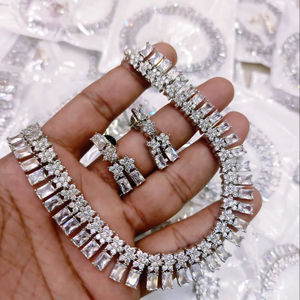 Elegante Juego de Collar y Aretes de Plata con Pedrería para Mujer, Ideal para Bodas, Eventos Formales y de Noche - Product Image 1