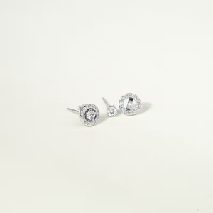 Aretes Minimalistas Atemporales con Diamantes y Halo de Oro Sólido, Diamantes Redondos de 3mm Extraídos de la Tierra, Elegante Regalo para Ella - Product Image 1