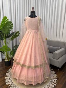ชุดเลเฮนกา โจลี ผ้าตาข่ายปักลายสีชมพู พร้อมผ้าคลุมไหล่ สำหรับงานแต่งงานแบบอินเดีย งานรับปริญญา งานดีวาลี ชุดสำหรับผู้หญิง - Product Image 4