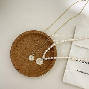 Collar de Perlas Elegante Francés Vintage para Mujer, Colgante de Moneda de Oro Rosa con Perla Genuina de Agua Dulce, Cadena de Suéter con Esmalte Blanco - Product Image 3