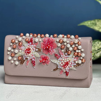 Pochette de soirée bohème de luxe à fleurs et perles, sac à main de créateur brodé de perles pour femme, idéal pour les mariages et cocktails d'été