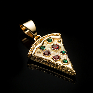 Collier pendentif mignon en or massif 14 carats en forme de tranchette de pizza avec pierres précieuses rouges et vertes, chaîne cubaine - Product Image 2