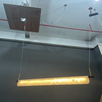 Lustre LED Minimaliste Linéaire en Albâtre Économe en Énergie, Lumière Blanche Chaude Douce 2700K, Éclat Sans Soudure, Accents Laiton Bicolores